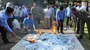 Petugas membakar KTP Elektronik yang rusak untuk dimusnahkan di halaman Kantor Bupati Bone Bolango (Bonebol), Gorontalo, Selasa (18/12). Sebanyak 28.130 E-KTP rusak dimusnahkan untuk menghindari adanya penyalahgunaan. (Liputan6.com/Arfandi Ibrahim)