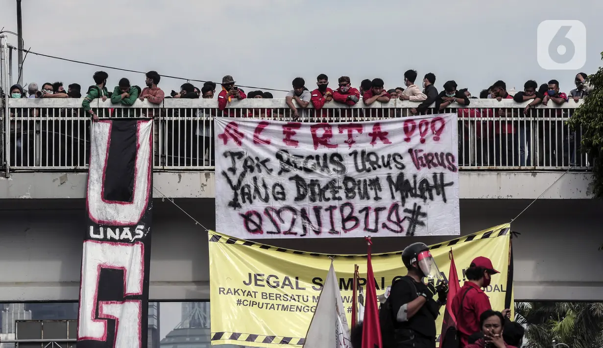 Mahasiswa dan elemen buruh melakukan aksi di depan Gedung DPR/MPR/DPD, Jakarta, Kamis (16/7/2020). Dalam aksinya, mereka menolak pengesahan RUU Cipta Kerja atau Omnibus Law yang saat ini sedang dibahas DPR bersama pemerintah. (Liputan6.com/Johan Tallo)