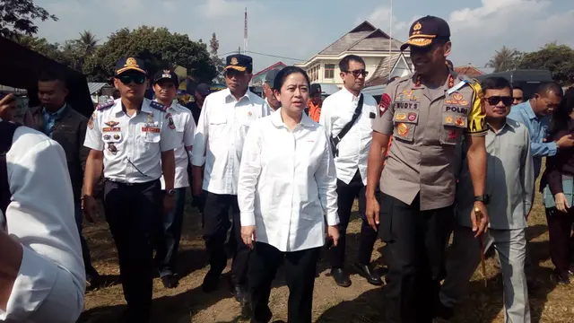 Didampingi Kapolda Jabar Irjen Pol. Rudy Sufahriadi, Menteri PMK Puan Maharani, bersiap mengecek kesiapan rute mudik nasional Jabar selatan di pos terpadu, Nagreg, Kabupaten Bandung Jawa Barat