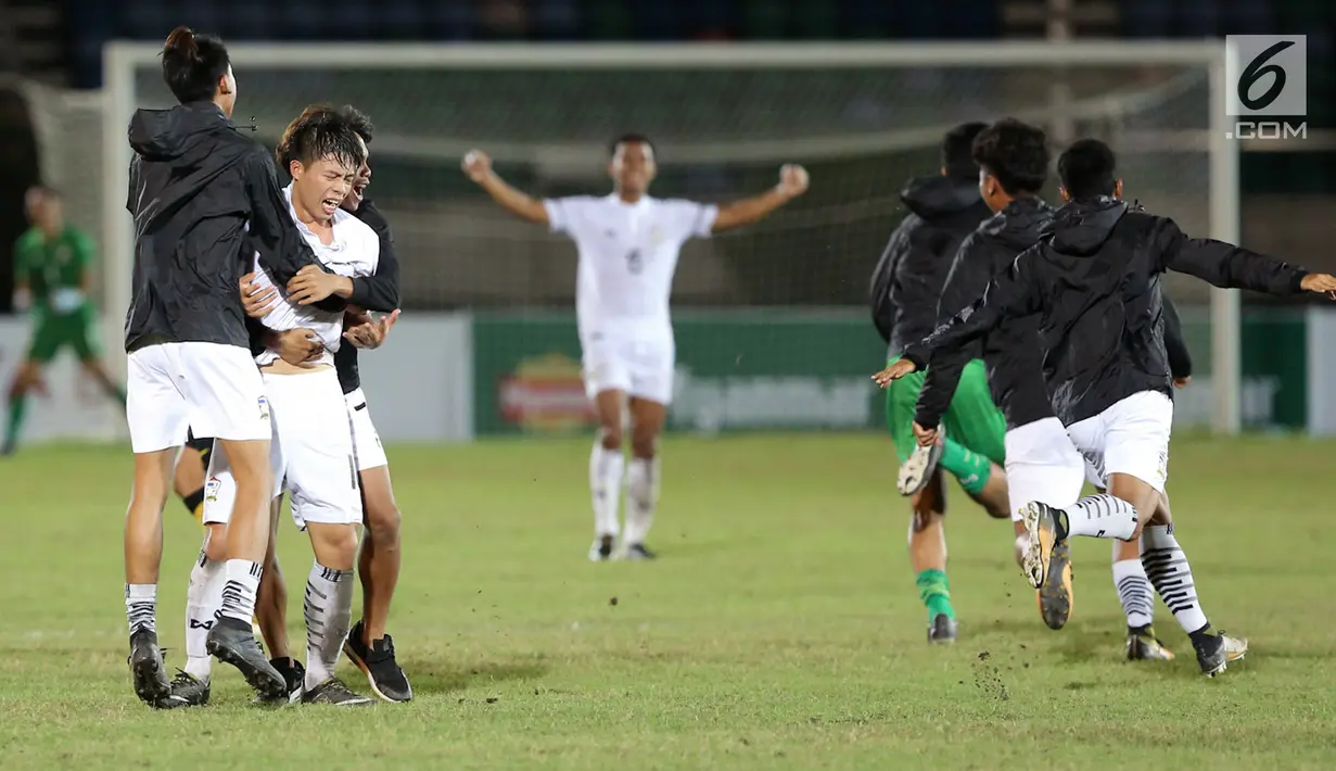 Pemain timnas U-19 Thailand berselebrasi setelah mengalahkan timnas Malaysia pada partai final Piala AFF U-18 2017, di Stadion Thuwunna, Myanmar (17/9). Tim Gajah Perang menang dua gol tanpa balas melawan Harimau Muda. (Liputan6.com/Yoppy Renato)