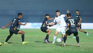 Pemain PSS Sleman, Kevin Gomes (tengah) berusaha melepaskan diri dari kepungan dua pemain Dewa United, Theofillo Numberi (kiri) dan Henhen Herdiana pada laga pekan ke-15 BRI Liga 1 2023/2024 di Stadion Indomilk Arena, Tangerang, Jumat (6/10/2023) malam WIB. (Bola.com/M Iqbal Ichsan)