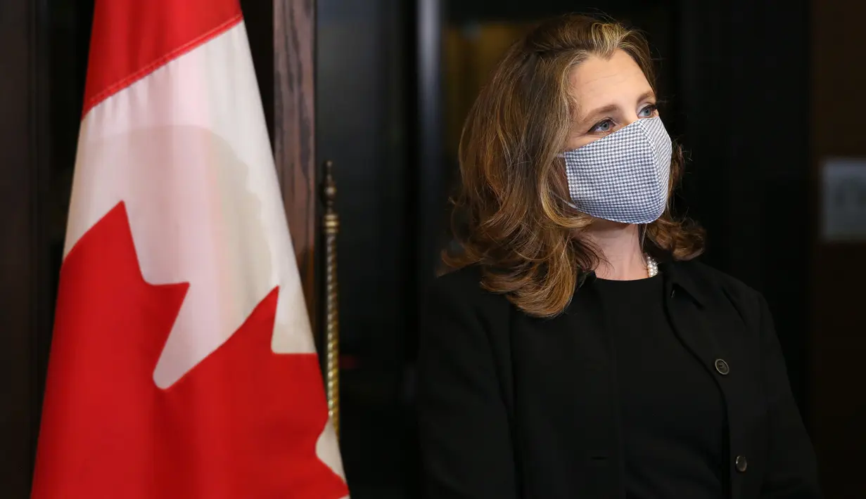 Wakil Perdana Menteri dan Menteri Keuangan Kanada, Chrystia Freeland mengenakan masker saat menghadiri konferensi pers di Parliament Hill, Ottawa, Selasa (18/8/2020). Perdana Menteri Justin Trudeau mengangkat Chrystia Freeland sebagai menteri keuangan perempuan pertama Kanada. (Dave Chan/AFP)