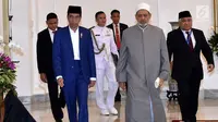 Presiden Joko Widodo berjalan bersama Imam Besar Al-Azhar Ahmad Muhammad Ath-Thayeb bersiap membuka Konsultasi Tingkat Tinggi (KTT)  Ulama dan Cendekiawan Muslim Dunia di Istana Bogor, Jawa Barat, (1/5). (Liputan6.com/Pool/Biro PersSetpres)