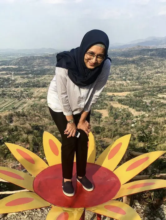 Nampak ibu dua anak ini mengenakan kerudung hitam yang serasi dengan celana dan sepatu model slip onnya. Dipadukan atasan kemeja. @pakduta
