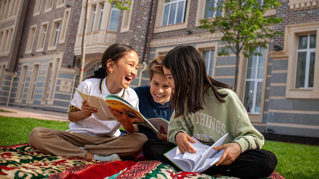 Ilustrasi membaca buku, cerita jenaka, tertawa