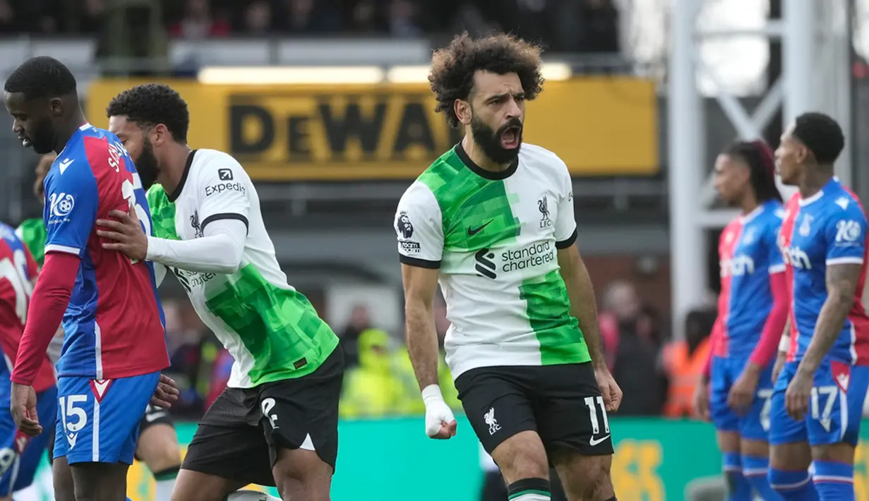 Tuan rumah kemudian mendapat penalti menyusul tekel Virgil van Dijk terhadap Odsonne Edouard. Namun, wasit mengubah keputusan menyusul intervensi VAR yang menemukan adanya pelanggaran lain terlebih dahulu sebelum Van Dijk menerjang Edouard. (AP Photo/Kin Cheung)
