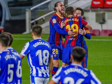 Para pemain Barcelona merayakan gol yang dicetak oleh Jordi Alba ke gawang Real Sociedad pada laga Liga Spanyol di Stadion Camp Nou, Kamis (17/12/2020). Barcelona menang dengan skor 2-1. (AP/Joan Monfort)