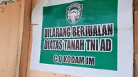 Peringatan yang ditempel oleh pihak Kodam IM di salah satu tempat usaha penghuni asrama dewan revolusi (Liputan6.com/Rino Abonita)