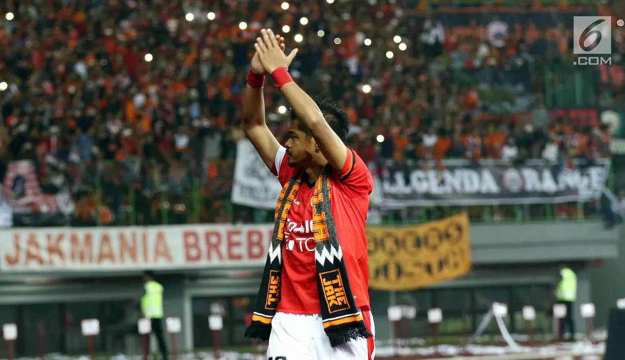 Penyerang Persija, Bambang Pamungkas menyapa suporter usai memenangi laga melawan Arema FC di lanjutan Liga 1 Indonesia di Stadion Patriot Candrabhaga, Bekasi, Jumat (2/6). Persija unggul 2-0 atas Arema FC. (Liputan6.com/Helmi Fithriansyah)