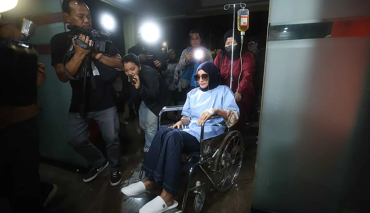 Samira Farahnaz atau yang biasa dikenal sebagai Dokter Detektif alias Doktif saat tiba di Mapolres Metro Jakarta Selatan, Kamis (22/1/2026). Samira Farahnaz atau yang biasa dikenal sebagai Dokter Detektif alias Doktif memenuhi panggilan penyidik Polres Metro Jakarta Selatan. (Kapanlagi.com/Budy Santoso)