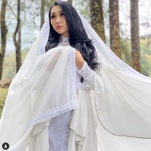 7 Potret Lucinta Luna saat Pakai Hijab, Rilis Lagu Religi Sambut Ramadan 2021