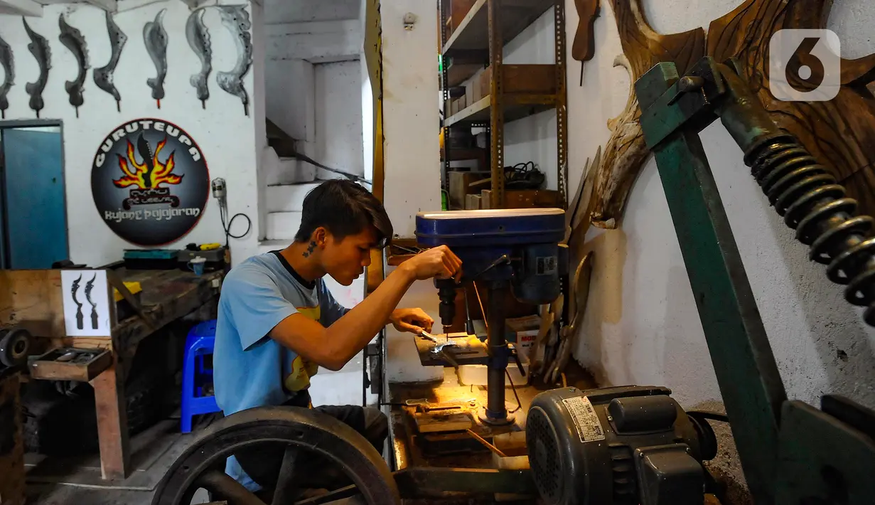Harga Kujang Pajajaran dijual antara Rp 650 ribu hingga Rp 20 juta. (merdeka.com/Arie Basuki)