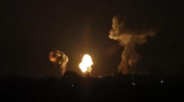 Asap dan bola api membubung menyusul serangan udara di Khan Yunis, Jalur Gaza, Minggu (2/1/2022). Israel melancarkan serangan udara terhadap Gaza. (SAID KHATIB/AFP)