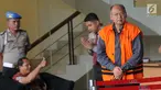 Bupati Malang nonaktif Rendra Kresna usai menjalani pemeriksaan di gedung KPK, Jakarta, Jumat (11/1). Rendra diperiksa sebagai tersangka dugaan suap gratifikasi proyek di Dinas Pendidikan di Kabupaten Malang pada TA 2011. (Merdeka.com/Dwi Narwoko)