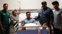 Bek Timnas Indonesia U-19, Rachmat Irianto, ditemani kerabat saat menjalani pemulihan di rumah sakit. (Bola.com/Zaidan Nazarul)