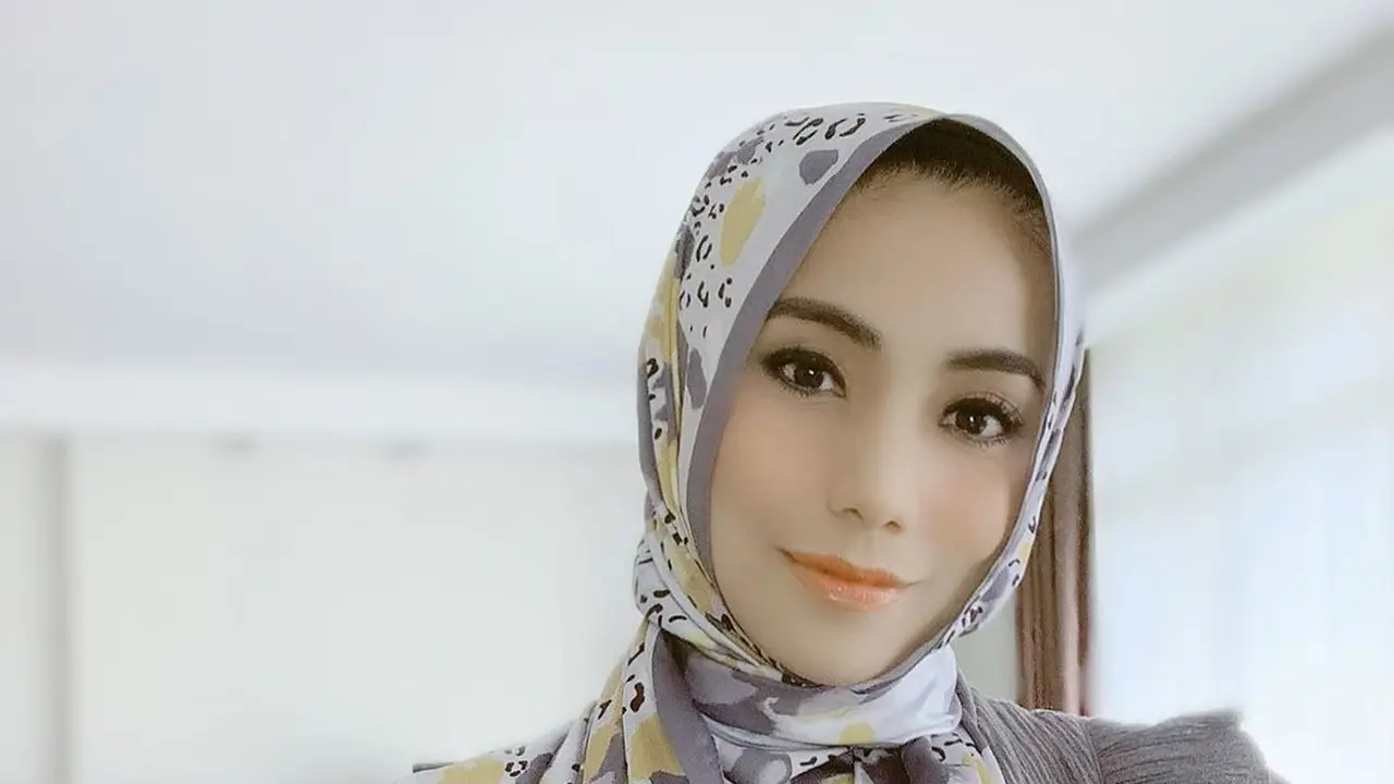 6 Potret Siti KDI Tampil Berhijab, Disebut Makin Cantik