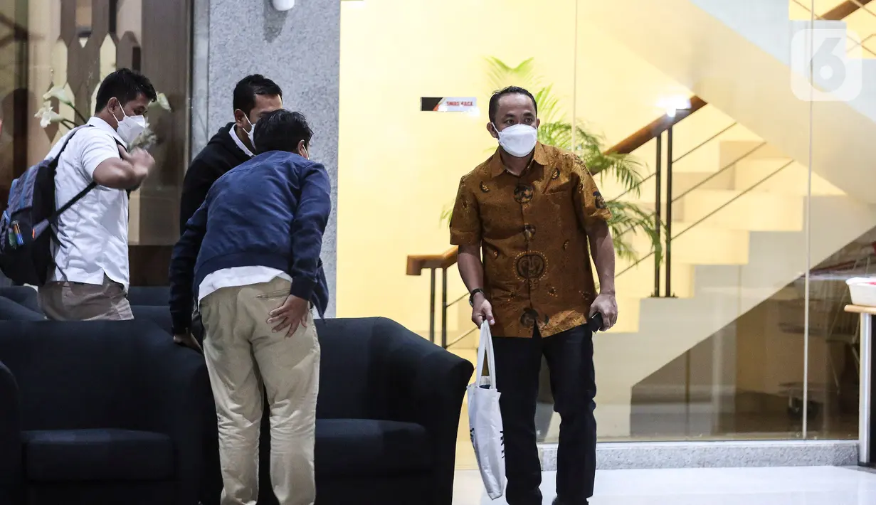 Penggeledahan dilakukan terkait dugaan korupsi penyaluran tunjangan kinerja (tukin) pegawai beberapa waktu lalu. (Liputan6.com/Johan Tallo)