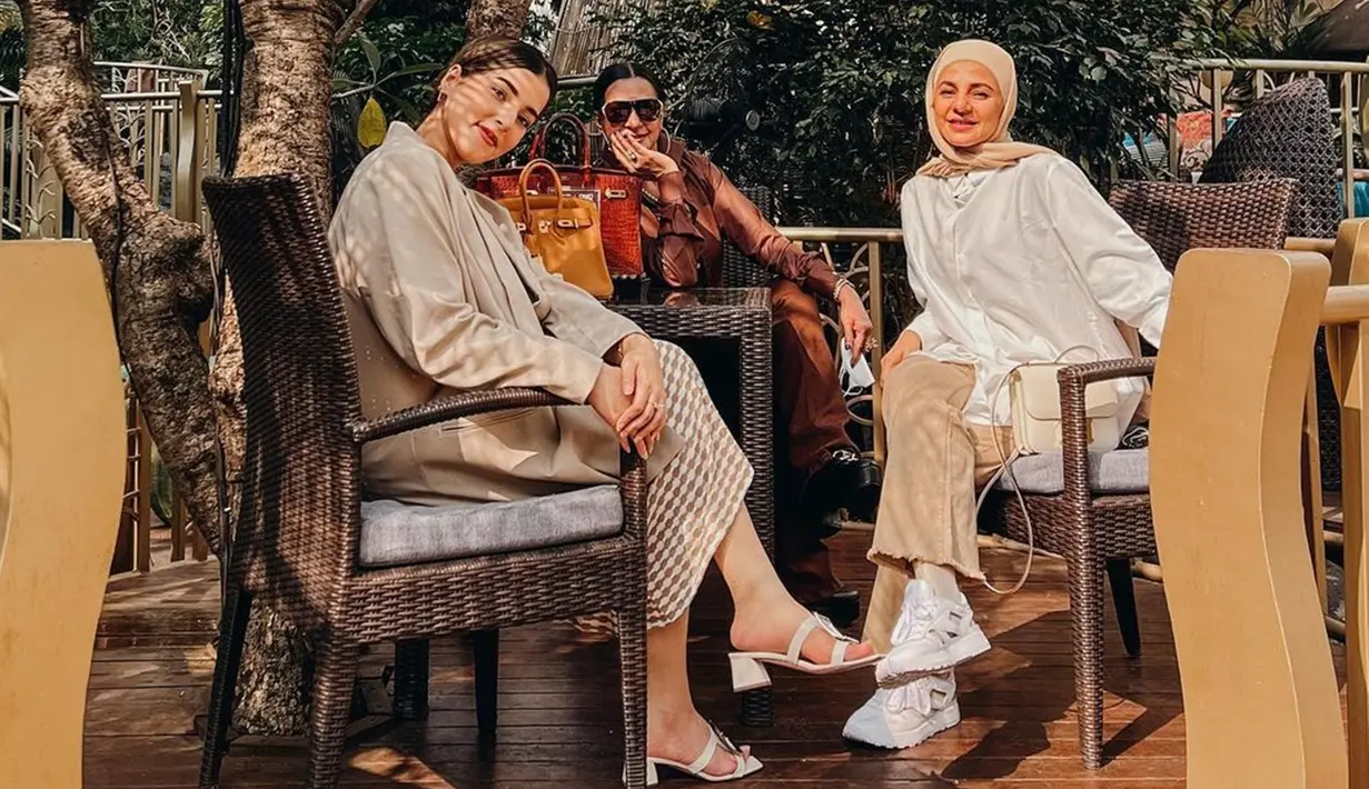 Dalam kesempatan lain, Tasyi juga tidak tampak ikut saat beauty vlogger itu pergi hangout bareng ibu dan kakaknya. Ketiganya tampil memesona dalam balutan outfit kasual namun tetap elegan. Terlepas dari kabar miring yang beredar, Mama Ala sudah membantah dugaan anak kembarnya yang disebut tak akur. (Liputan6.com/IG/@tasyafarasya)
