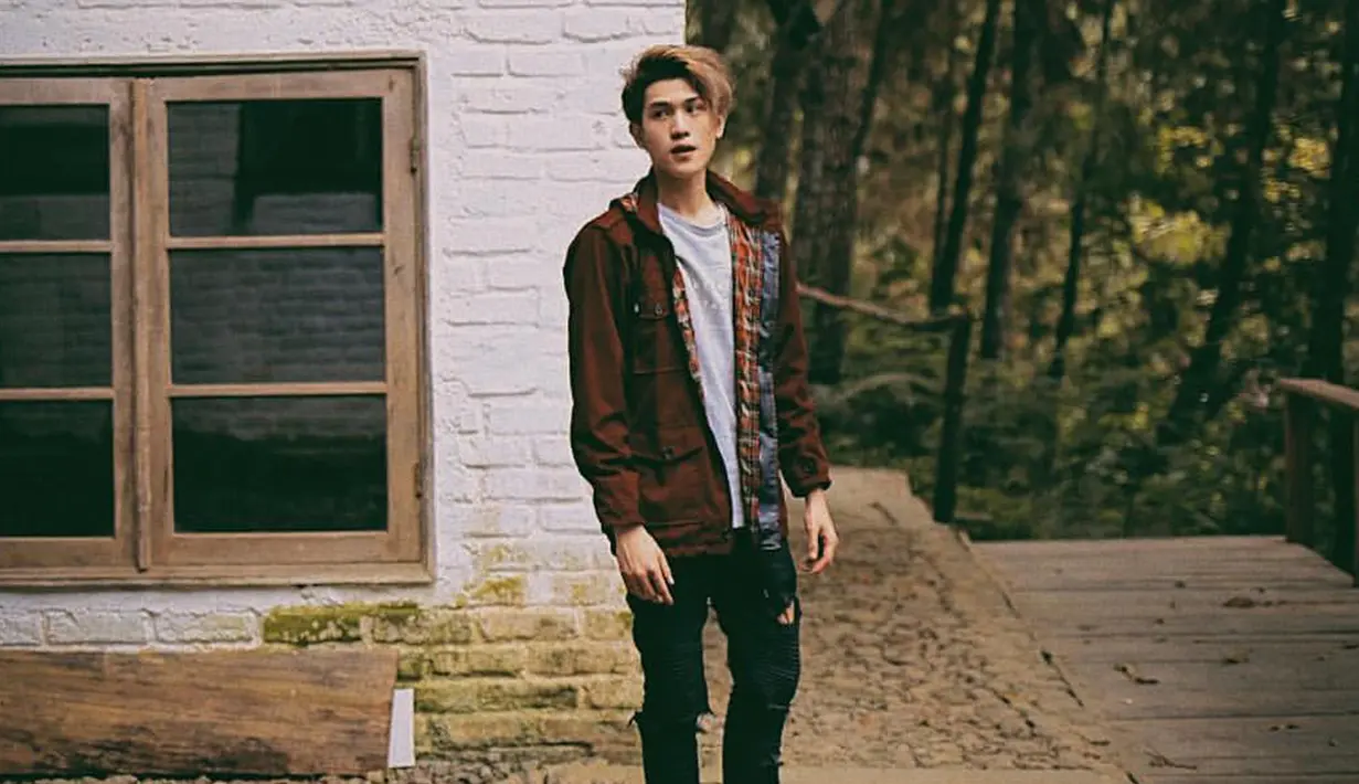 Lebih kasual di look selanjutnya, pria kelahiran 1 Juli 1994 ini mengenakan jaket maroon dengan kaos putih dan celana hitam. (Liputan6.com/IG/@julianjacs)