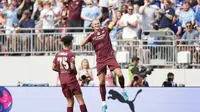 Penyerang Manchester City #9 Erling Haaland (kanan) merayakan gol keduanya melawan Chelsea FC pada laga uji coba di Stadion Ohio di Columbus, Ohio pada 3 Agustus 2024. (KAMIL KRZACZYNSKI / AFP)