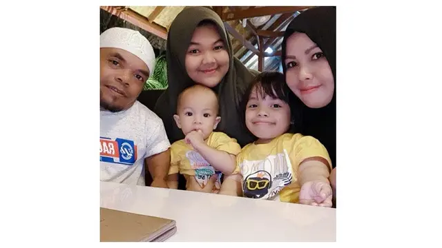 22 Tahun Menikah, Ini 6 Potret Mesra Ucok Baba dan Istri