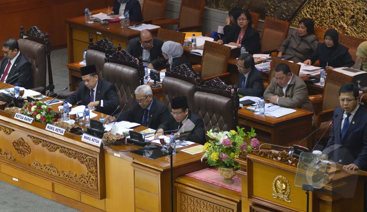 Ketua DPR Setya Novanto (kanan) memberikan sambutan di sidang paripurna pembukaan reses, Jakarta, Senin (23/3/2015). Sekitar 255 anggota dewan tak hadir dalam sidang pembukaan reses tersebut. (Liputan6.com/Faisal R Syam)