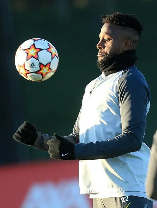 Striker Liverpool Belgia Divock Origi menghadiri sesi latihan di tempat latihan mereka di Liverpool, Senin (7/3/2022). Liverpool akan menyambut Inter Milan pada babak 16 besar Liga Champions di Anfield pada Rabu, 9 Februari 2022 dini hari WIB. (Lindsey Parnaby / AFP)
