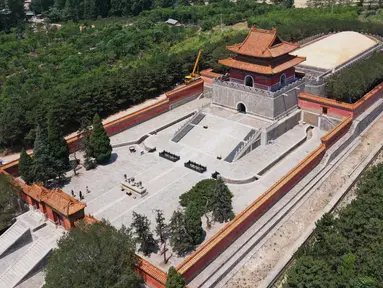 Foto dari udara pada 18 Juni 2020 menunjukkan pemandangan makam kerajaan barat dari era Dinasti Qing (1644-1911) di Wilayah Yixian, Provinsi Hebei, China utara. Di situs makam ini, empat kaisar Dinasti Qing dimakamkan, yakni Yong Zheng, Jia Qing, Dao Guang, dan Guang Xu. (Xinhua/Zhu Xudong)