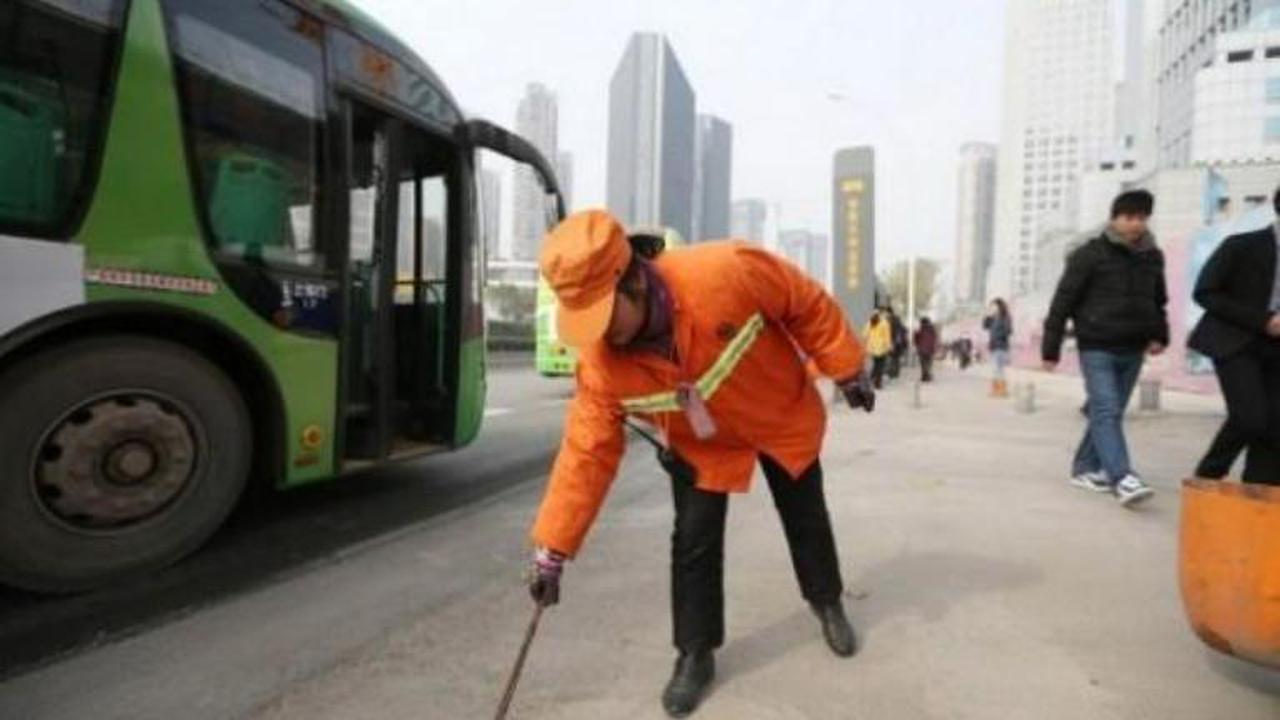 Beri Contoh Baik Buat Anak, Jutawan Ini Jadi Penyapu Jalanan