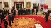 Presiden Prabowo Subianto (kanan) saat melantik 48 menteri negara dan sejumlah kepala lembaga Kabinet Merah Putih yang akan bekerja dalam kabinet Merah-Putih pada periode 2024-2029 Istana Negara, Jakarta, Senin (21/10/2024). (AP Photo/Achmad Ibrahim)