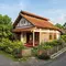 Inspirasi desain rumah hook di desa yang memaksimalkan sirkulasi udara alami. [Gemini AI]