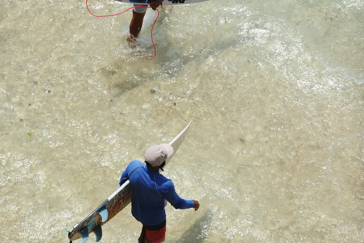 Bermain Surfing di Pantai Uluwatu