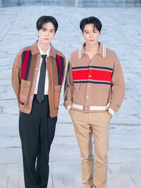 Anggota THE BOYZ Younghoon dan Juyeon tampil kompak mengenakan outfit dengan warna dan desain khas Gucci.  [Twitter/theseoulstory].