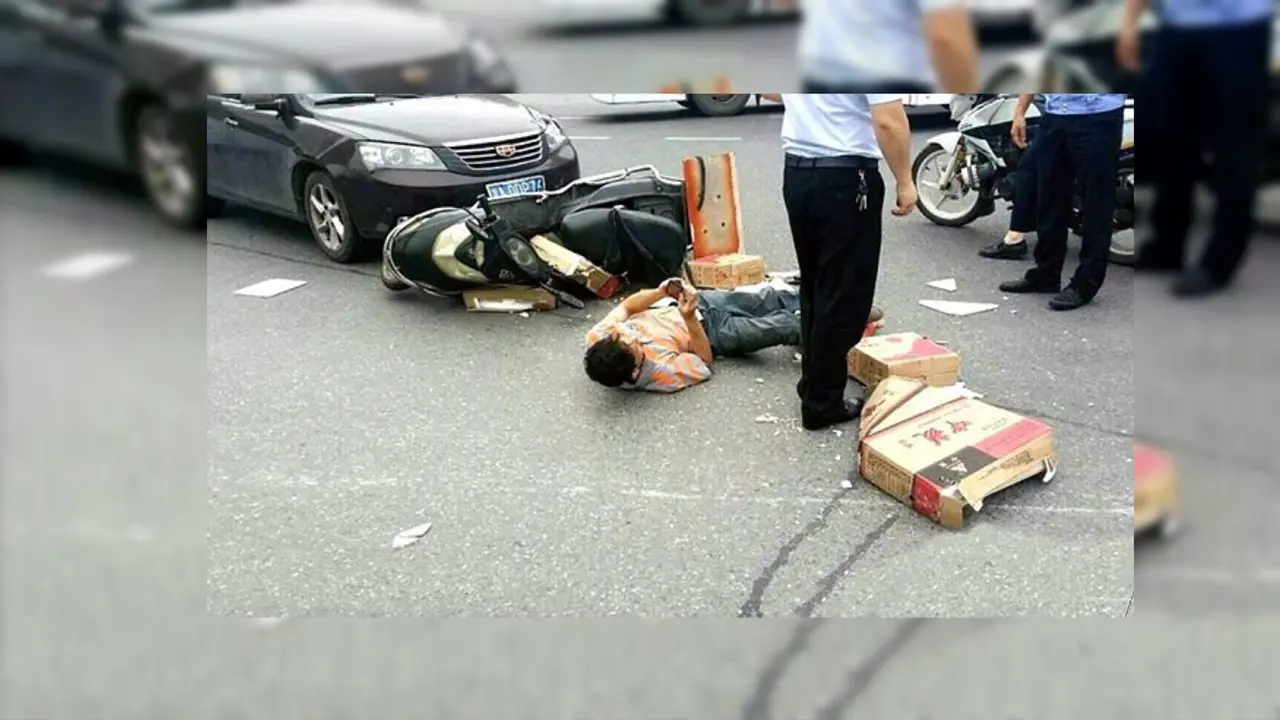 Aneh, Pria Jatuh dari Motor Malah Main Ponsel