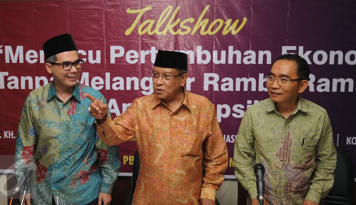 Ketua PBNU, Said Aqil Siroj (tengah) saat mengikuti diskusi Memacu Pertumbuhan Ekonomi Tanpa Melangggar Rambu-Rambu Anti Korupsi di Gedung PBNU, Jakarta, Senin (16/11/2015). Diskusi menyoal hubungan ekonomi dan korupsi. (Liputan6.com/Helmi Fithriansyah)