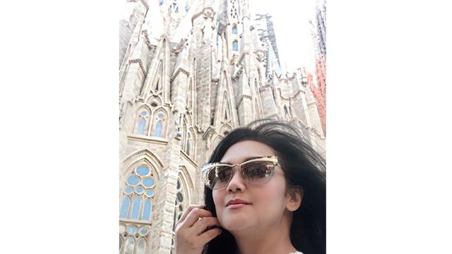 6 Gaya Liburan Bella Saphira di Barcelona, Mesra Bareng Suami