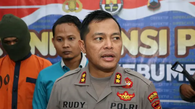 AG (26 th), warga Tirtomoyo, Kecamatan Poncowarno, Kebumen, ditangkap polisi lantaran penipuan dengan modus penggandaan uang dengan tuyul. (Foto: Liputan6.com/Polres kebumen/Muhamad Ridlo)