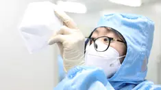 Pekerja mengecek kualitas masker kesehatan N95 di ruang kerja perusahaan produsen masker di Shenyang, China, 8 Februari 2020. Selama beberapa hari, perusahaan itu berjanji akan terus bekerja hingga 20 jam per hari untuk memastikan output harian masker N95 mencapai 20.000 lebih. (Xinhua/Yao Jianfeng)