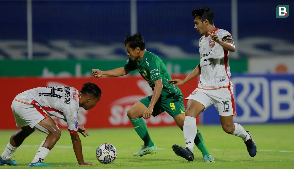 Begitu pula dengan penyerang andalan Bajul Ijo yaitu Samsul Arif. Dirinya yang membuka peluang pada proses gol yang diciptakan oleh Taisei Marukawa. (Bola.com/M Iqbal Ichsan)