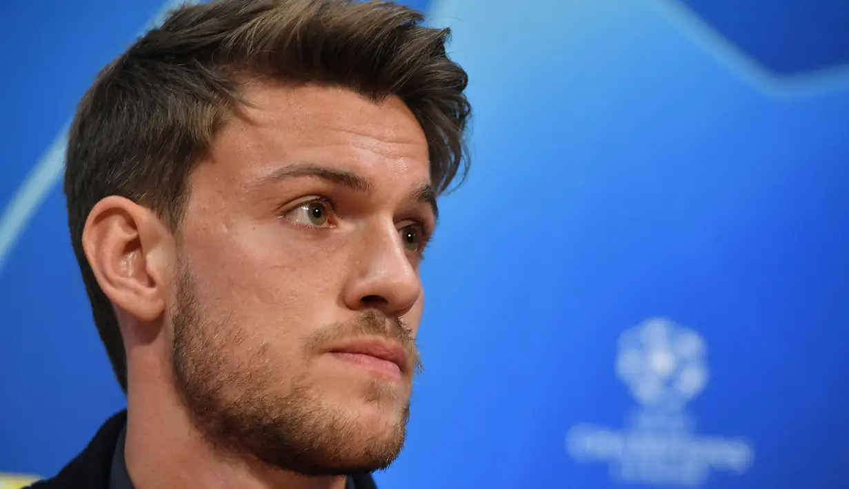 Foto file yang diambil pada 9 April 2019 Bek Juventus asal Italia, Daniele Rugani  memberikan keterangan sebelum pertandingan melawan Ajax di Johan Cruyff Arena di Amsterdam. Rugani  dinyatakan positif terkena virus corona, yang diumumkan klub pada 11 Maret 2020. (AFP/Emmanuel Dunand)