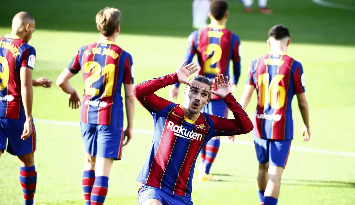 Penyerang Barcelona, Antoine Griezmann berselebrasi setelah mencetak gol kedua untuk timnya ke gawang Osasuna pada pekan ke-11 Liga Spanyol 2020-2021 di stadion Camp Nou, Minggu (29/11/2020). Barcelona berhasil pesta gol 4-0 saat menjamu Osasuna. (AP Photo/Joan Monfort)