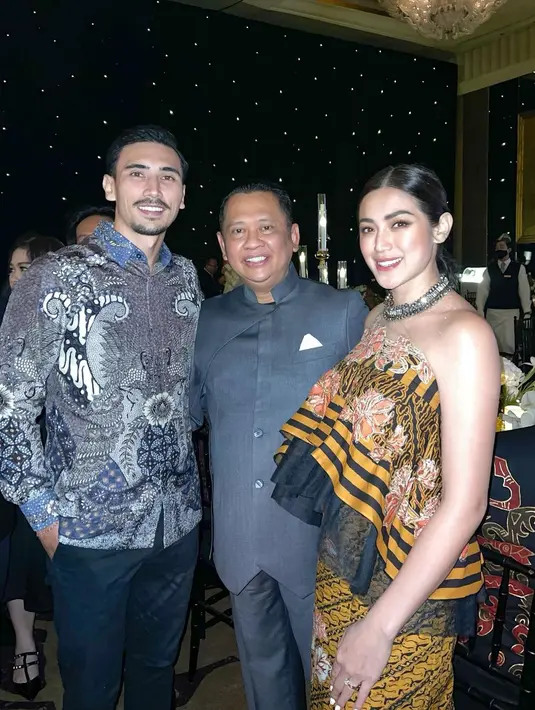 Atau tampil ekstra dalam kain batik lewat kemeja dan dress kemben yang chic (IG @inijedar)