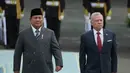 Kunjungan kenegaraan Raja Yordania Hasyimiah, Abdullah II Ibn Al Hussein guna memperdalam dialog strategis dan memperluas kerja sama. Tampak dalam foto, Raja Yordania Hasyimiah, Abdullah II Ibn Al Hussein, di sebelah kanan, berjalan bersama Presiden Indonesia Prabowo Subianto saat mereka memeriksa pasukan kehormatan selama upacara penyambutan sebelum pertemuan mereka di Istana Merdeka, Jakarta, Jumat 14 November 2025. (AP Photo/Achmad Ibrahim)