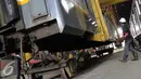 Seorang pekerja mengecek kesiapan gerbong kereta api di Balai Yasa, Manggarai, Jakarta, Rabu (1/7/2015). PT KAI menyiapkan 30 perjalanan kereta api tambahan untuk mengangkut para pemudik jelang Lebaran. (Liputan6.com/Helmi Afandi)