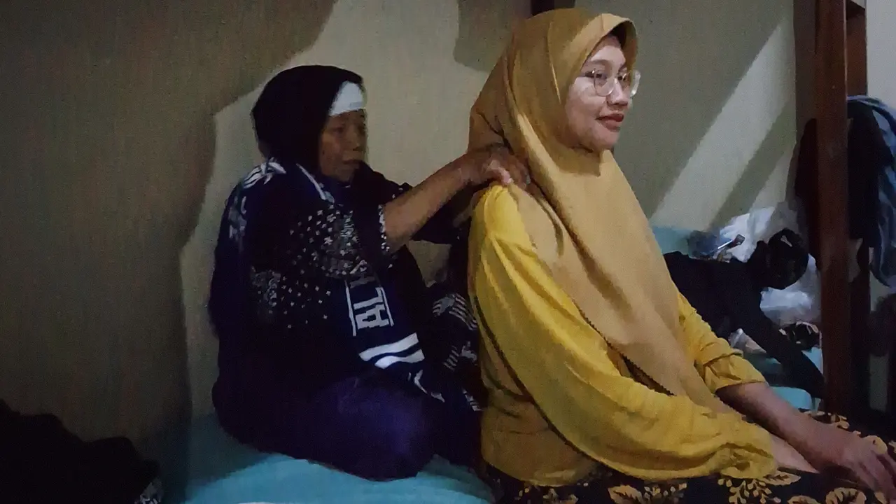 Supiyah (60), tukang pijat asal Surabaya berangkat haji ke Tanah Suci. (Foto: Kominfo Jatim)