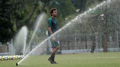 Pelatih Timnas Indonesia U-23, Luis Milla memimpin sesi latihan perdana setelah libur Idul Fitri 1439 H 2018 di Lapangan ABC Senayan, Jakarta (20/6/2018). Indonesia akan melawan Korea pada laga uji coba 23-6-2018. (Bola.com/Nick Hanoatubun)