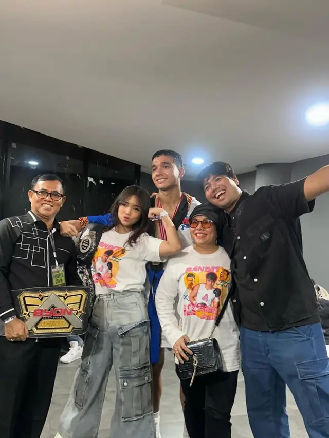 Full Senyum saat Dukung Fadly, Intip Momen Fuji saat Hadir di Byon Combat 4