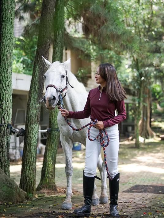 Sebelum ditunggangi, Memes Prameswari, dengan asyiknya mengajak sang kuda untuk jalan-jalan. (Foto: Instagram/@memes_prameswari)