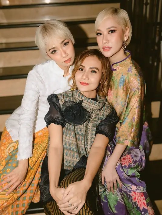 BCL dan Intan Ayu tampil flawless dengan makeup soft bernuansa coral yang bikin terlihat fresh [@tanayudjanuismadi]