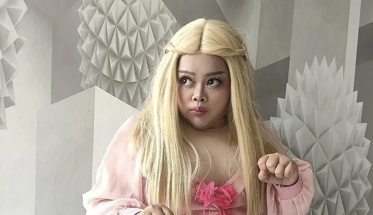 Kekeyi yang berkerudung pun menyiasati dengan menggunakan wig blonde panjang, dilengkapi hair clip yang menjepit kedua sisi wig tersebut.  [Instagram/@rahmawatikekeyiputricantikka23]